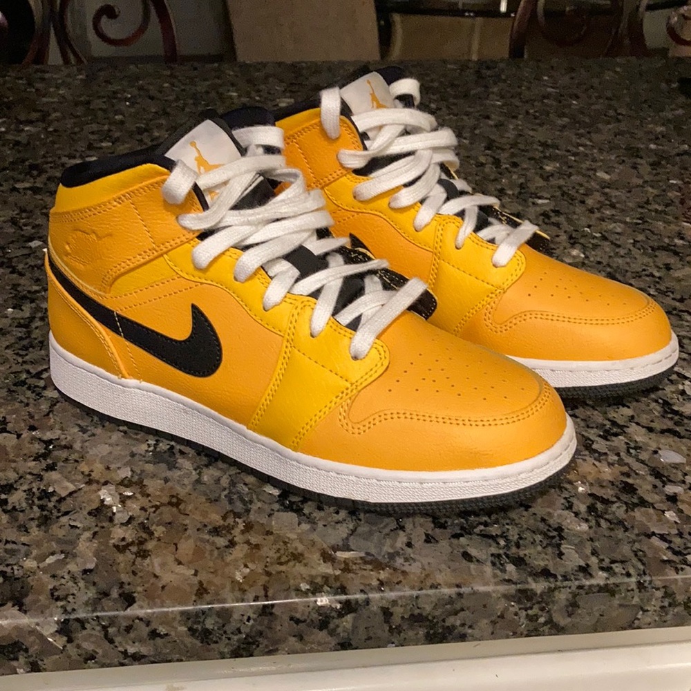 Nike Air Jordan 1 Mid University GOLD & BLACK . 7Y